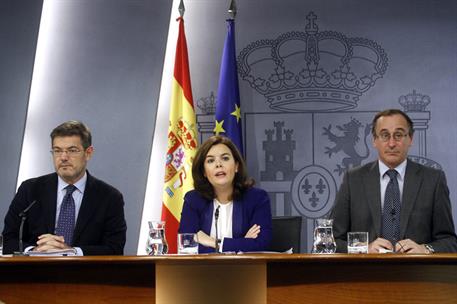 6/11/2015. Consejo de Ministros: Sáenz de Santamaría, Catalá y Alonso. La vicepresidenta del Gobierno, Soraya Sáenz de Santamaría, junto al ...